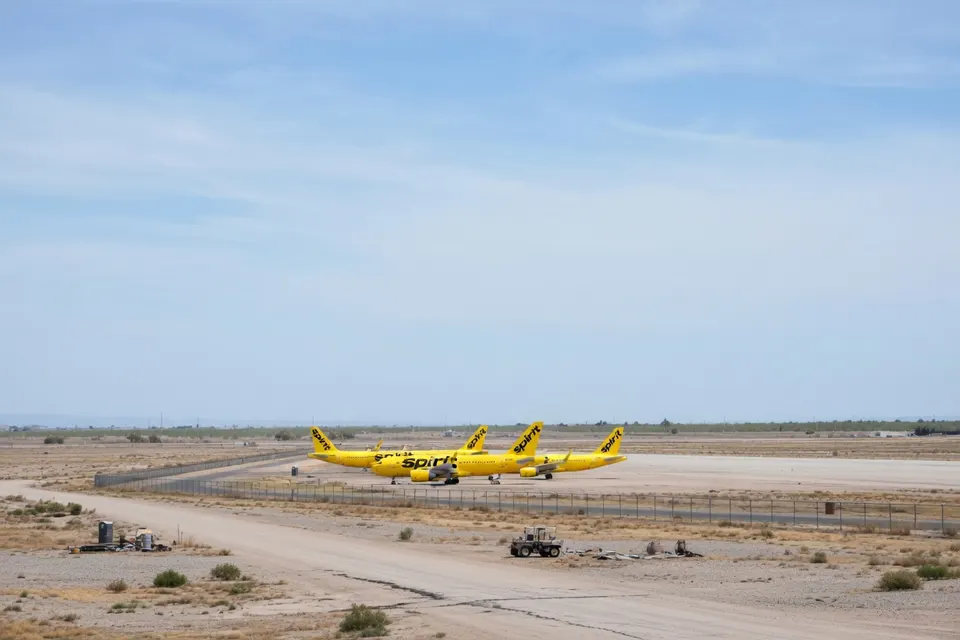 Vliegtuigen van Spirit Airlines staan geparkeerd op een vliegveld