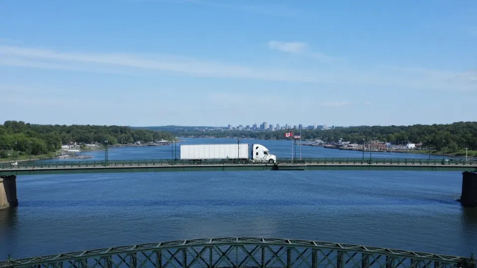 Vrachtwagen rijdt over een brug tussen Canada en de Verenigde Staten