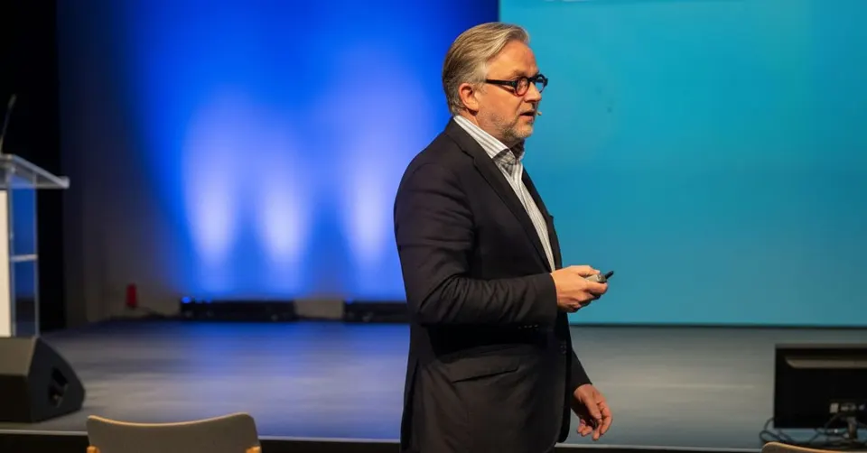 Neuroloog Teus van Laar van het UMCG tijdens een presentatie over onderzoek naar bestrijdingsmiddelen en parkinson