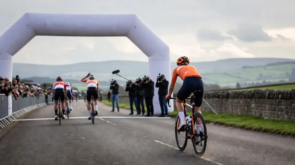 Lorena Wiebes rijdt richting de finish van de openingsrit van de Ronde van Groot-Brittannië