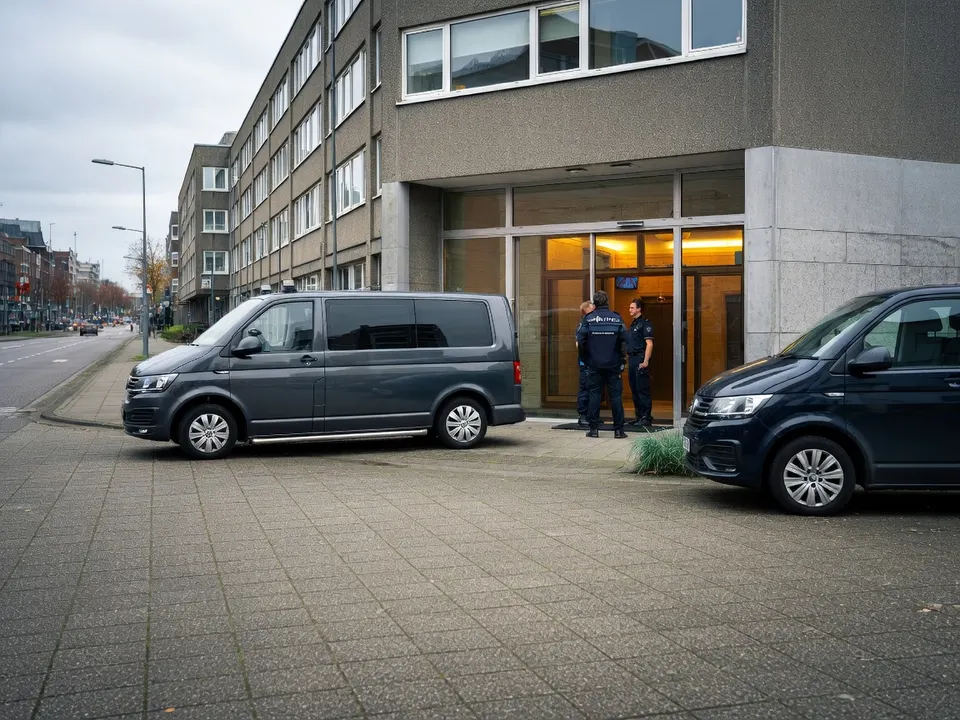 Politie bij een flat aan de Botersloot in Rotterdam, waar een man door een misdrijf om het leven kwam