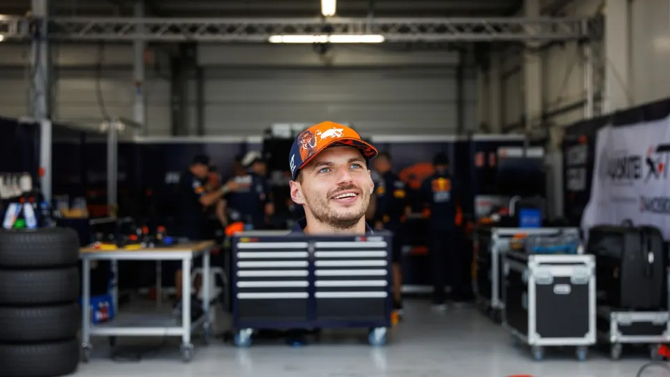 Max Verstappen in de garage van Red Bull Racing