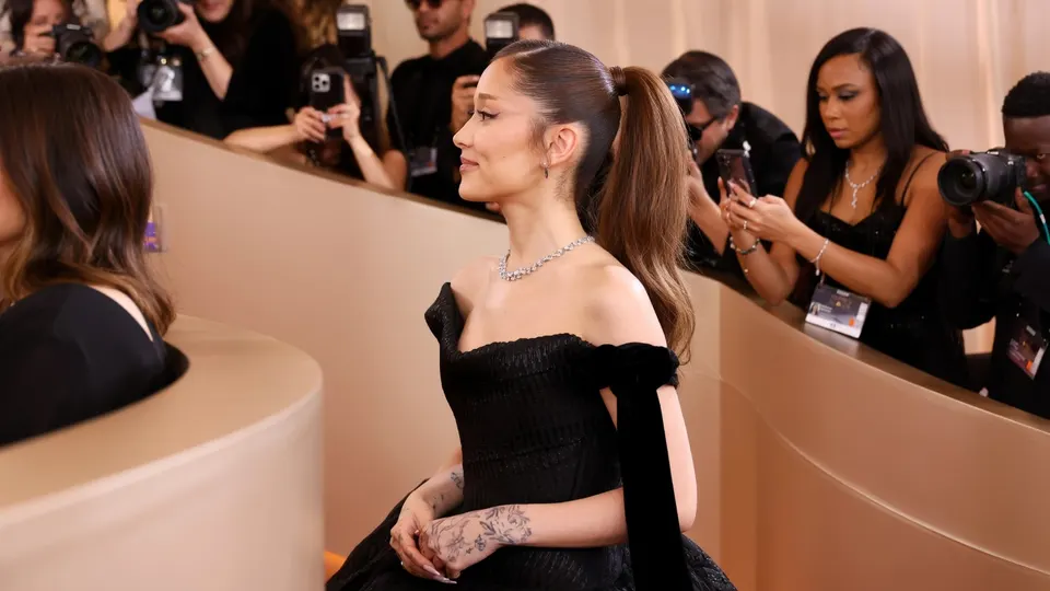 Ariana Grande poseert voor fotografen tijdens een evenement