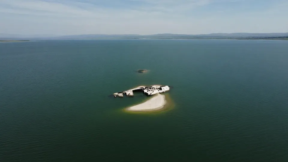 Door de lage waterstand is een gezonken stoomboot in een Servische rivier zichtbaar