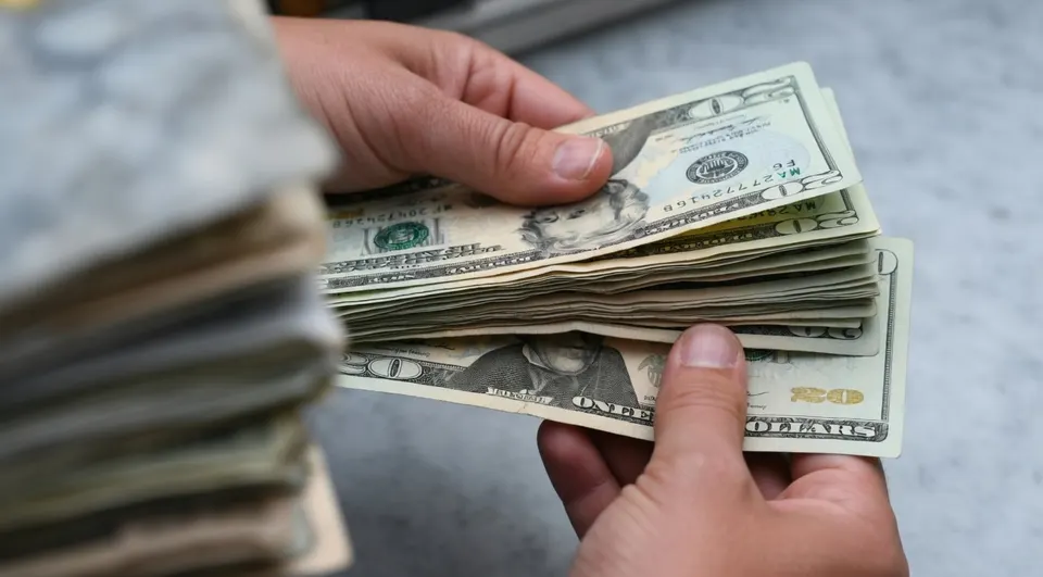 Amerikaanse dollars worden geteld, terwijl de Amerikaanse staatsschuld boven 40 biljoen dollar uitkomt