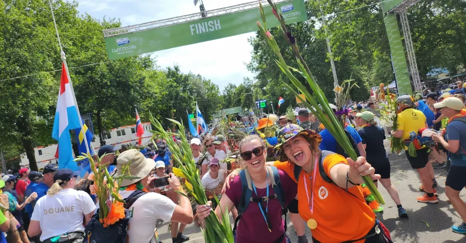 Wandelaars vieren de finish van de Nijmeegse Vierdaagse