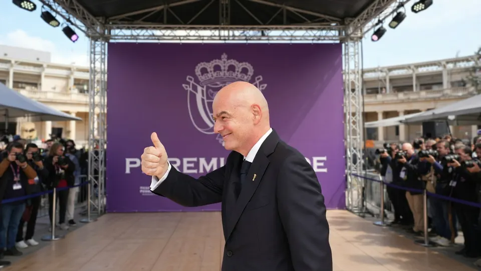 FIFA-voorzitter Gianni Infantino geeft een duim omhoog tijdens een evenement