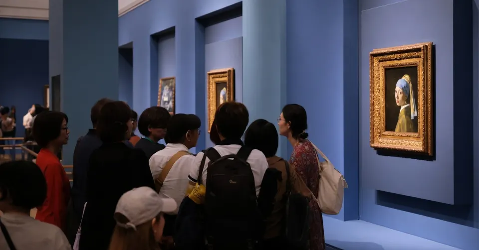 Bezoekers bekijken Vermeers Meisje met de parel in het Nakanoshima Museum in Osaka