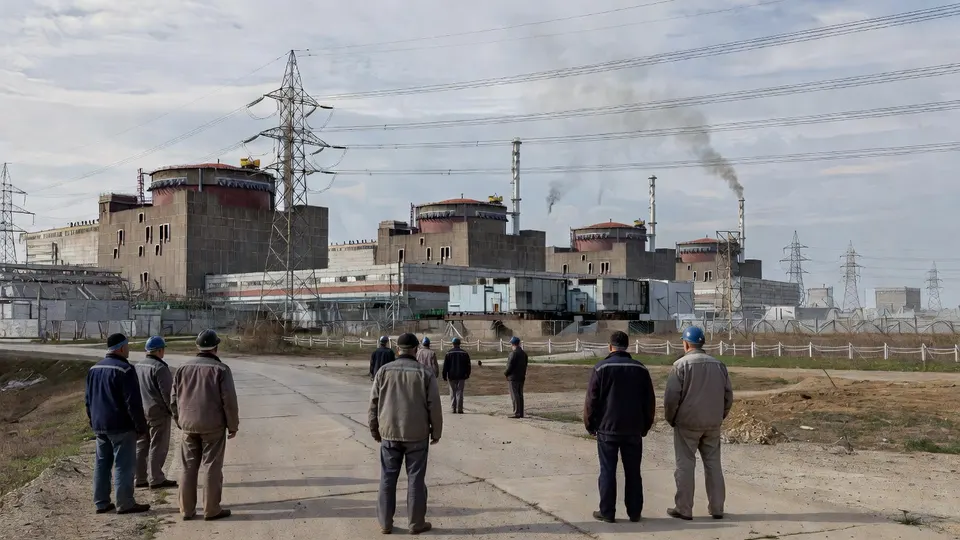 Mensen kijken naar de kerncentrale Zaporizja in Oekraïne