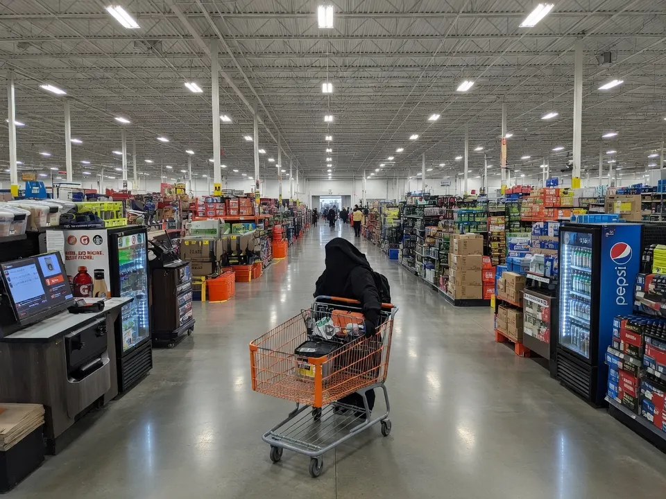 Een klant doet boodschappen in een groothandel in de Amerikaanse staat New York