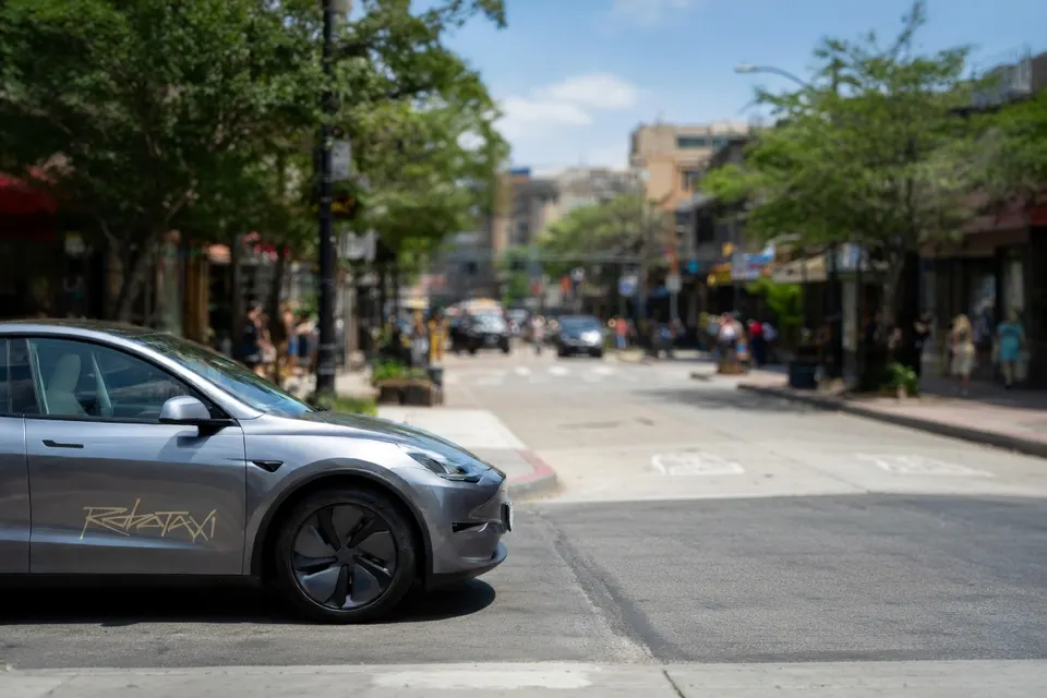 Een Tesla rijdt door een straat in Las Vegas, waar bedrijven toestemming krijgen voor robotaxidiensten