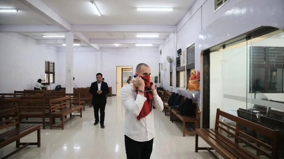 De Zwitserse toerist tijdens zijn rechtszaak op Bali