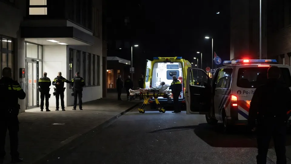 Politie en ambulance bij het politiebureau in Sittard na het schietincident