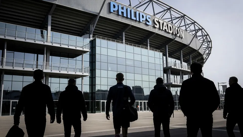 Supporters lopen richting het Philips Stadion van PSV, de nieuwe club van Lutsharel Geertruida