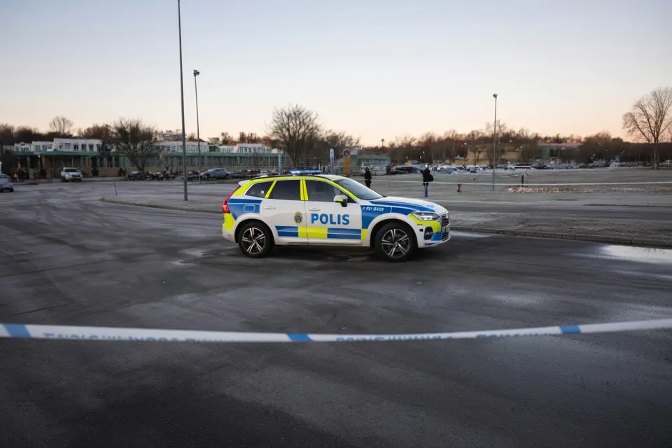 Politiewagen bij de Brinellschool in Fagersta na het incident met een persoon met een zwaard