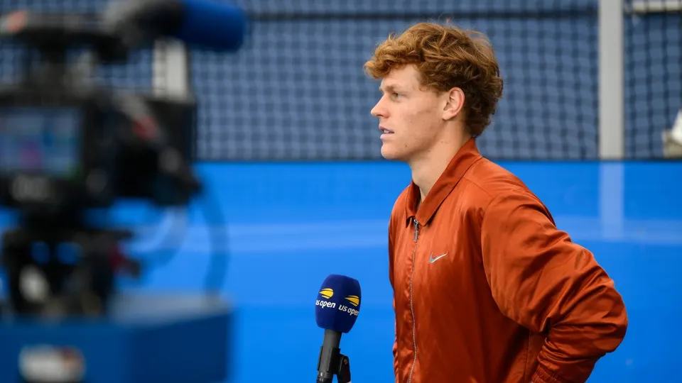 Jannik Sinner tijdens een training, kort voor zijn afmelding voor de US Open vanwege een knieblessure