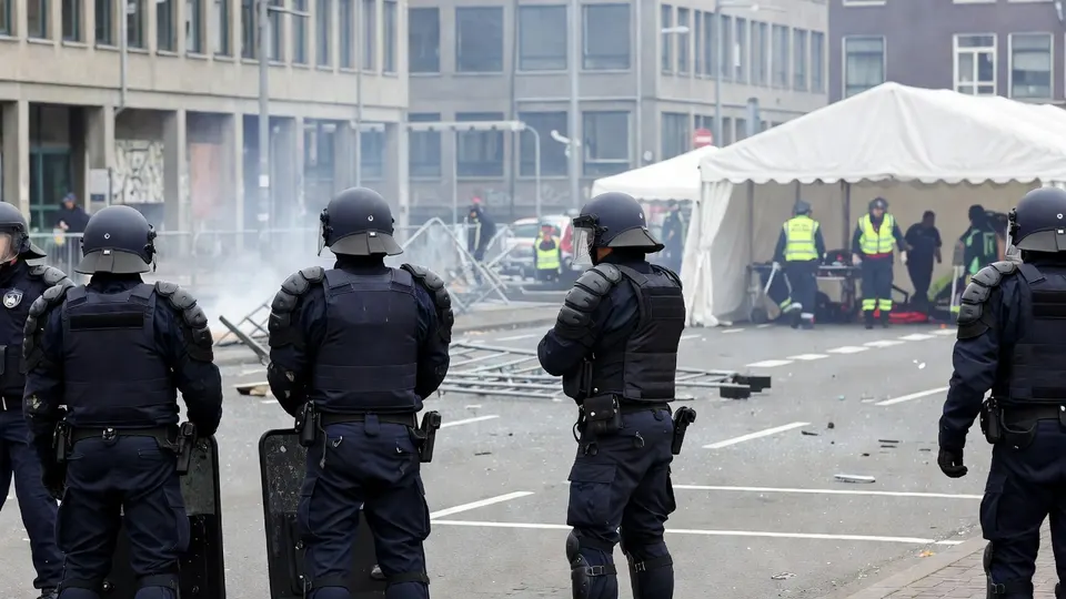 Politieagenten staan bij een tent na rellen rond de bekerwedstrijd tussen Waldhof Mannheim en FC Kaiserslautern
