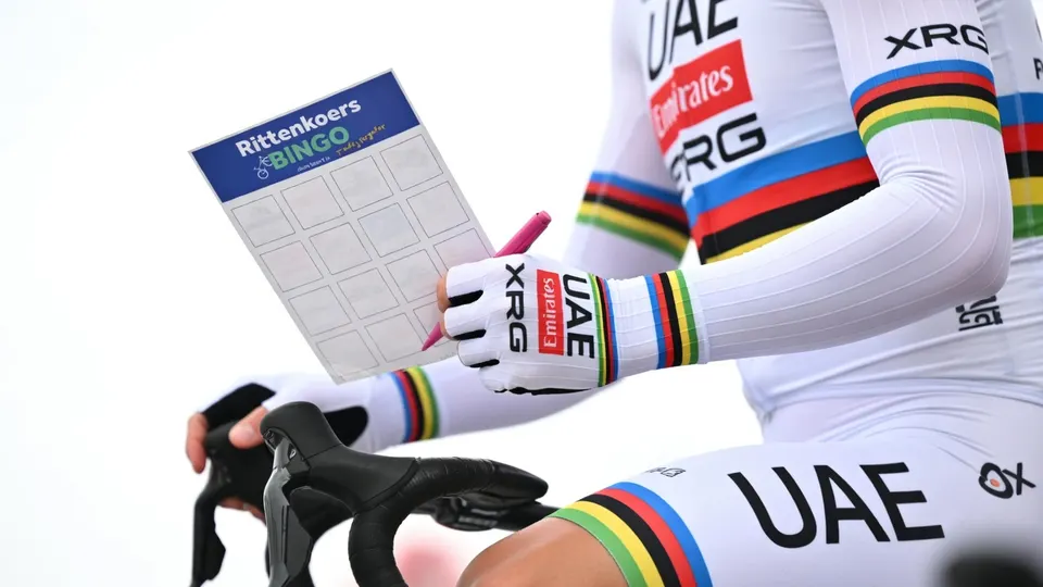 Tadej Pogacar in de leiderstrui van UAE Team Emirates tijdens de Ronde van Spanje