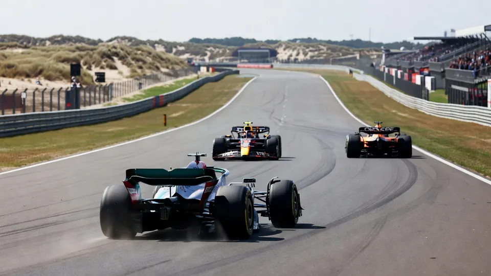 George Russell leidt de sprintrace in Zandvoort, voor Max Verstappen en Oscar Piastri