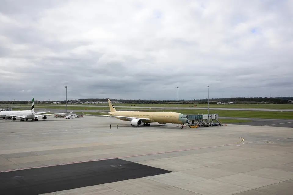 Een passagiersvliegtuig staat aan de gate op een luchthaven