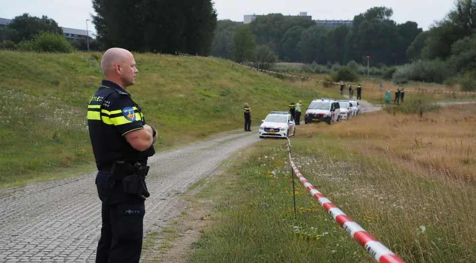 Politie onderzoekt de plek waar een overleden vrouw langs de Maas in Venlo is gevonden