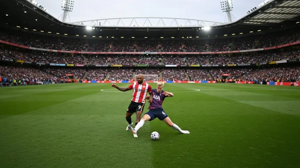 Spelers van Tottenham Hotspur en Brentford strijden om de bal in het Premier League-duel