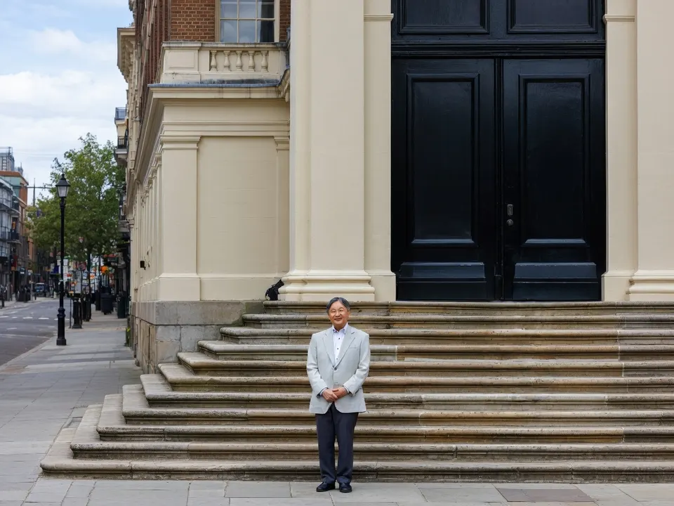 Japanse ambassadeur Michii Rokuichiro staat op de trappen van een gebouw in Arnhem