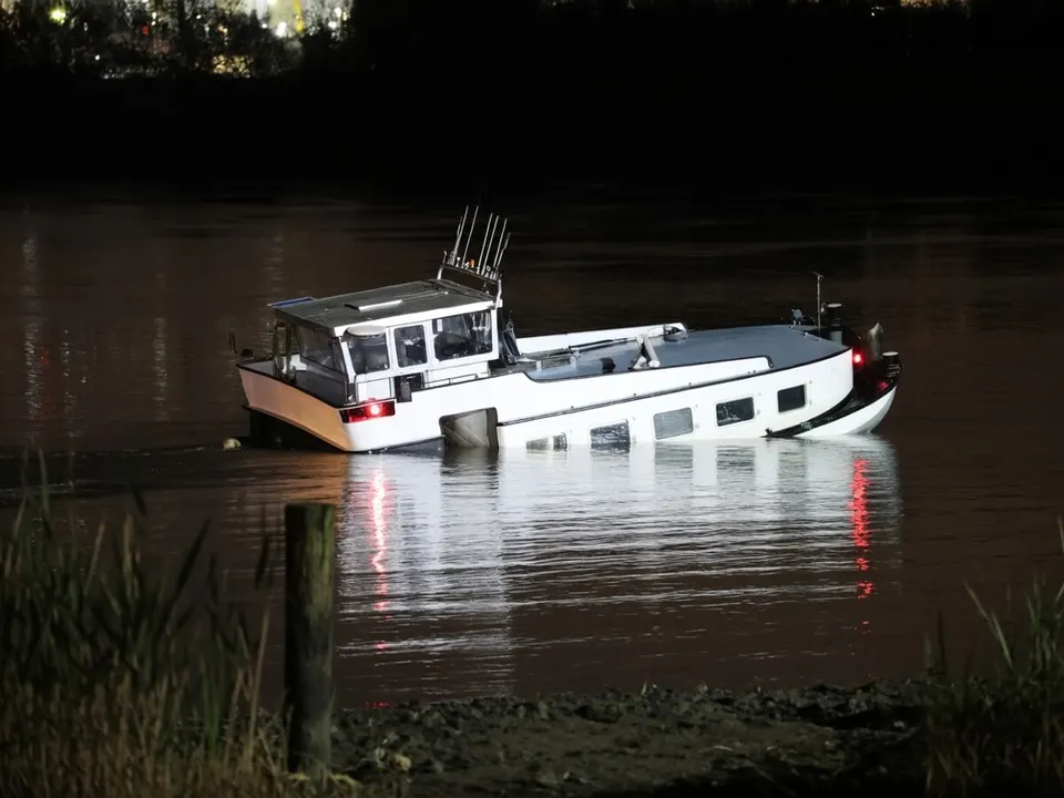 Reddingsboot op het water tijdens de zoektocht naar bemanningsleden van vrachtschip Ocean Winner