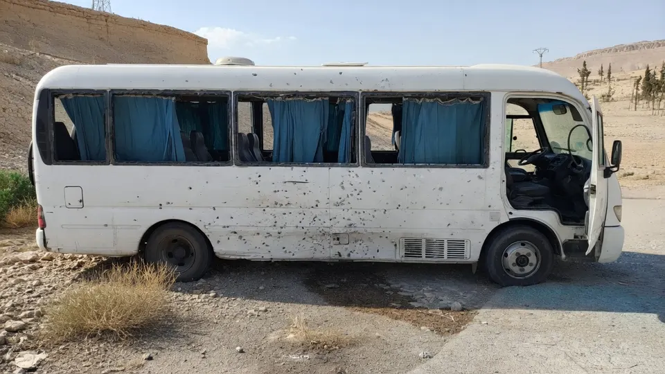 Beschadigde civiele bus na een Israëlische aanval bij Damascus