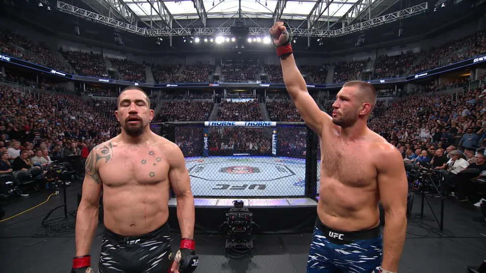 Reinier de Ridder viert zijn UFC-zege op Roman Dolidze in Sacramento