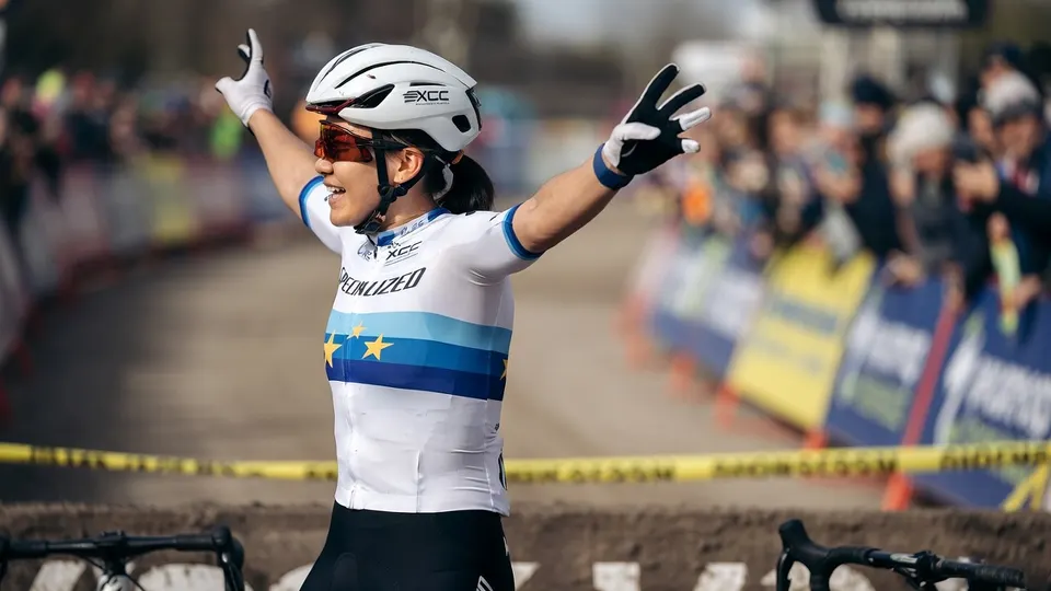 Puck Pieterse tijdens de wereldbeker mountainbike in Les Gets