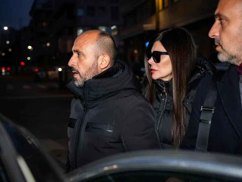 Jacques Moretti en zijn vrouw Jessica Moretti verlaten een gebouw in Zwitserland