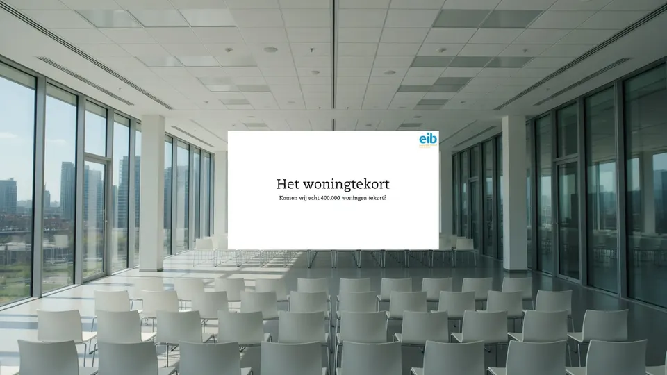 Lege zaal tijdens een presentatie van het EIB over het woningtekort