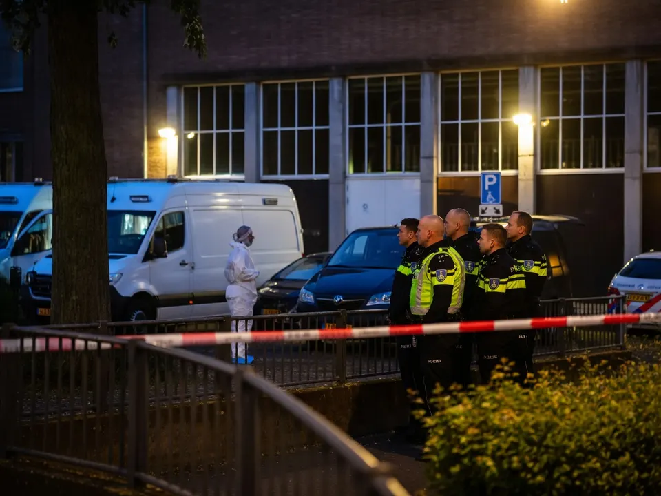 Politie bij de woning in Helmond waar in mei een 45-jarige vrouw werd gedood