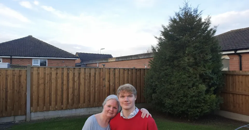Dominic uit Heelsum met zijn moeder na zijn veilige terugkeer