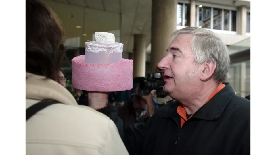 Noël Godin met een slagroomtaart tijdens een interview