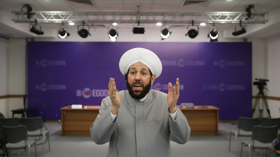 Voormalig Syrisch grootmoefti Ahmad Hassoun spreekt tijdens een bijeenkomst
