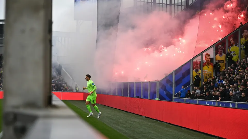 Rook en vuurwerk achter het doel tijdens een voetbalwedstrijd