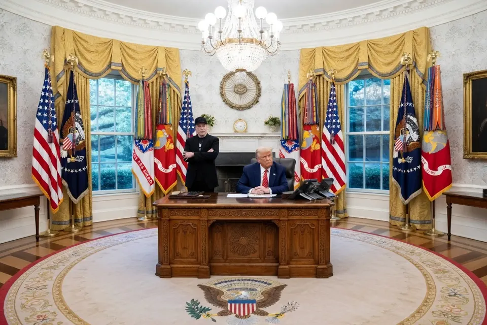 Donald Trump aan zijn bureau in het Witte Huis