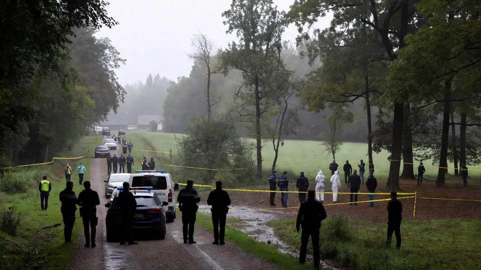 Politie en hulpdiensten onderzoeken de vindplaats van een lichaam bij Onhaye