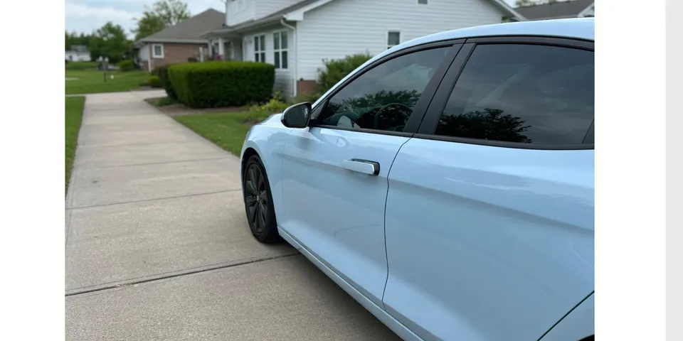 Tesla met verzonken, elektronisch bediende deurgreep op een oprit
