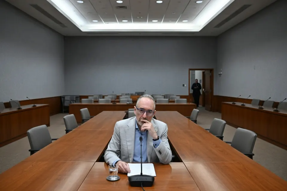 BBB-fractievoorzitter Henk Vermeer zit aan tafel tijdens de begrotingsgesprekken