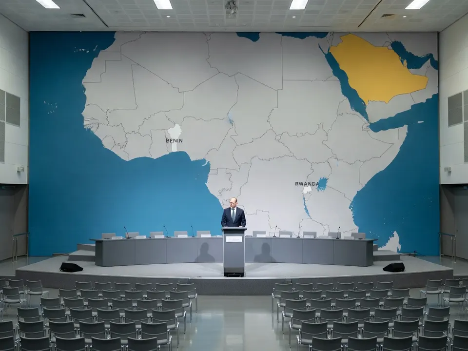 Een spreker bij een bijeenkomst voor een kaart van Afrika, waarop Rwanda is gemarkeerd