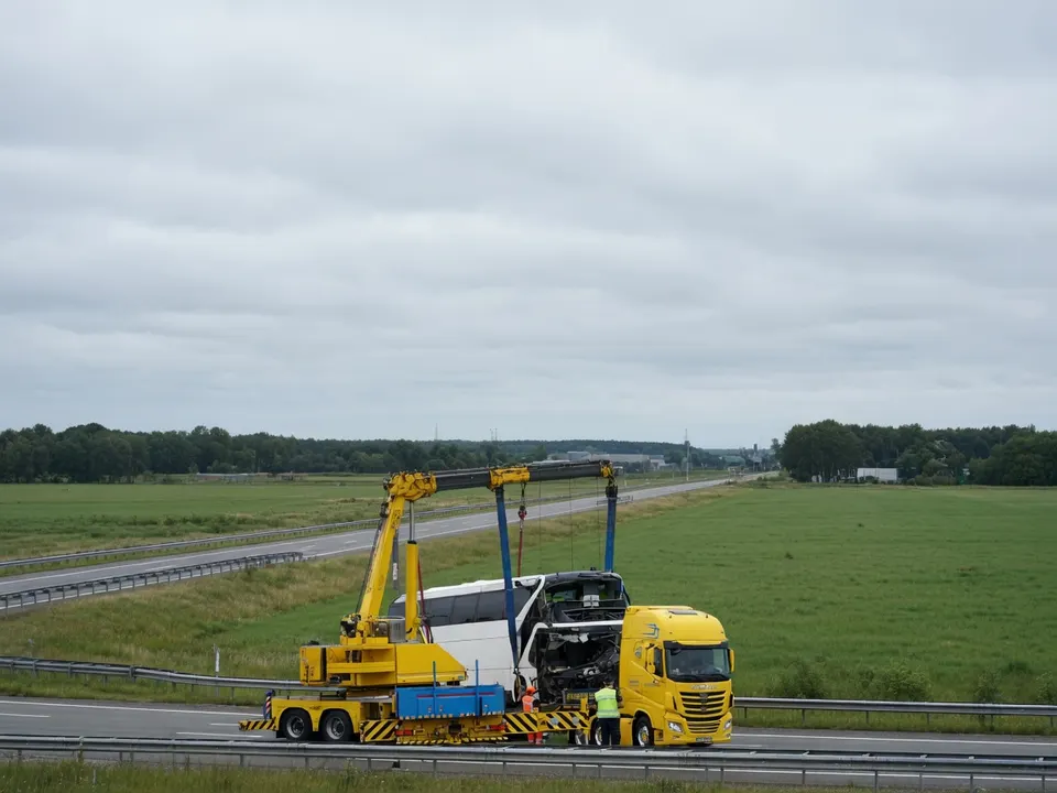 Bergingswerkzaamheden na het busongeluk op de A28 bij Wezep