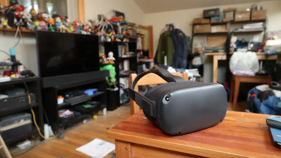 Een oorspronkelijke Meta Quest-VR-bril staat op een tafel