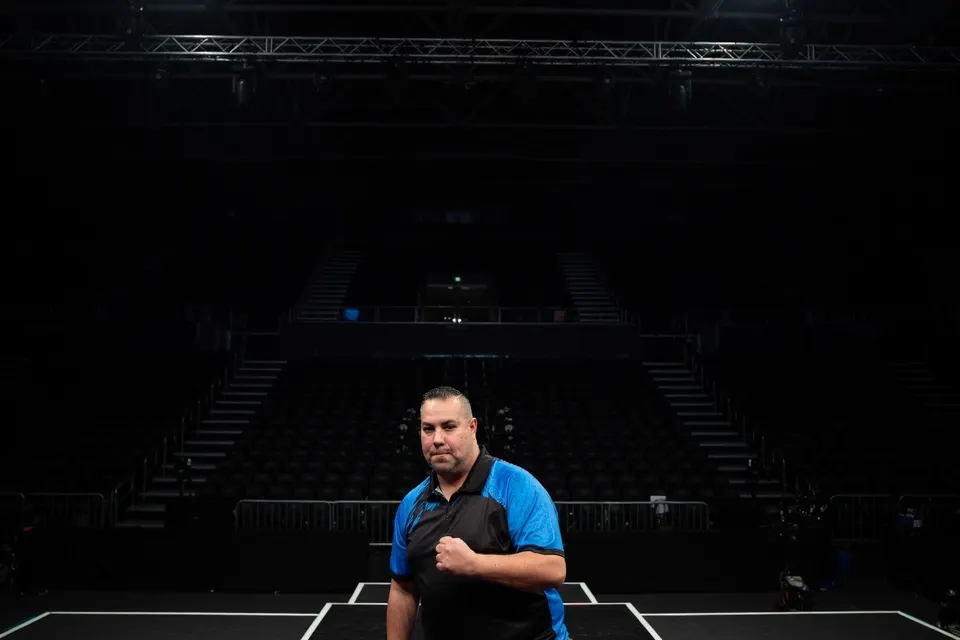 Jermaine Wattimena in de lege dartzaal in Leicester