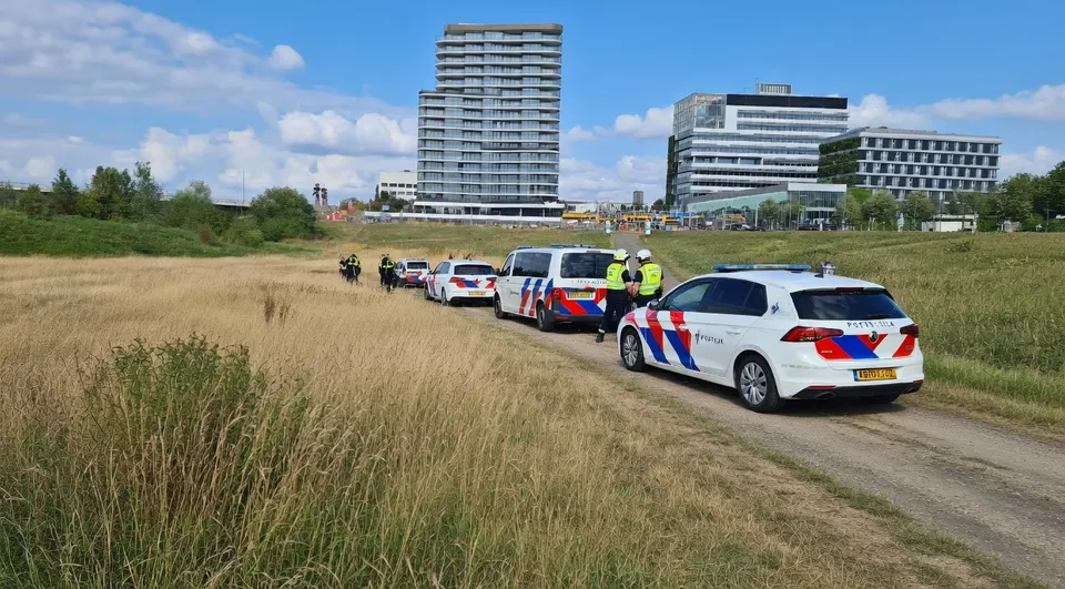 Politie onderzoekt de vindplaats van een overleden vrouw bij de Maas in Venlo