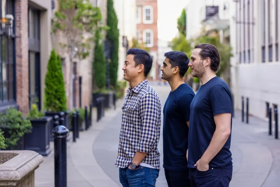 Drie mannen lopen door een straat