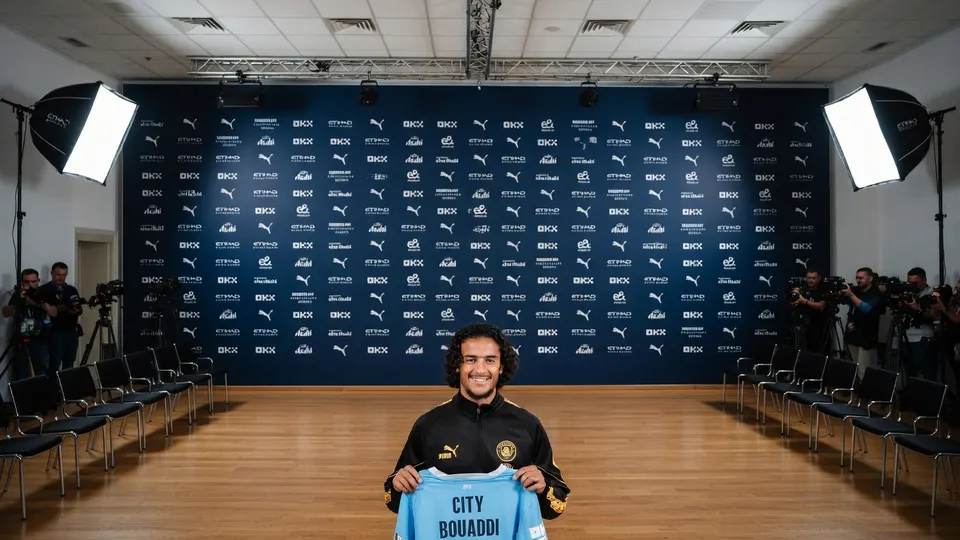 Ayyoub Bouaddi poseert met een Manchester City-shirt tijdens zijn presentatie