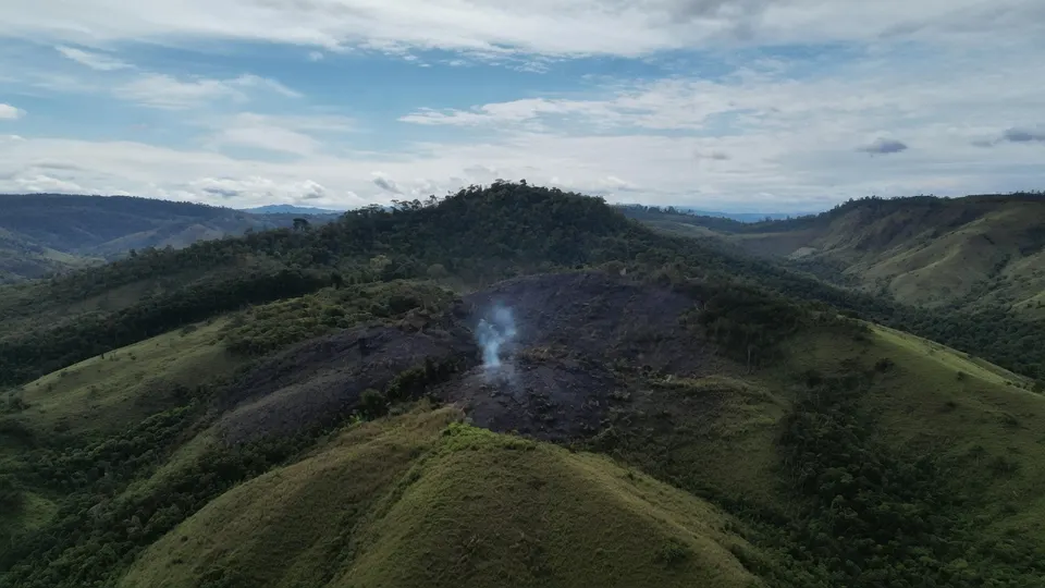 Rook stijgt op uit een brandplek in het Braziliaanse Amazonegebied